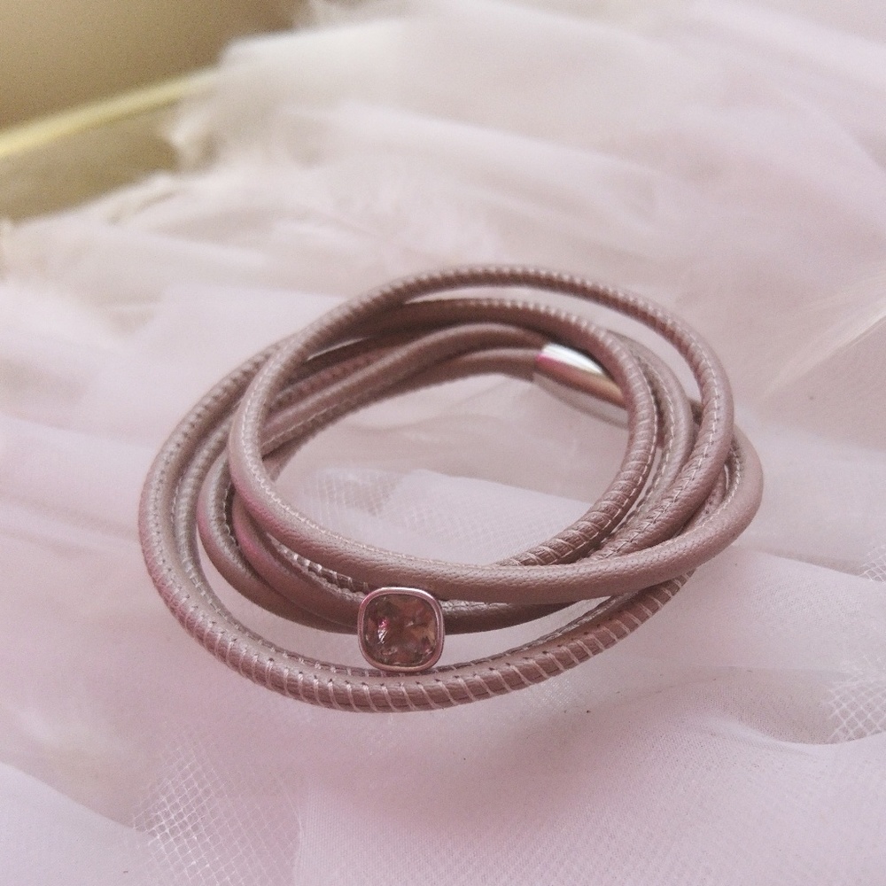 Jennifer Lopez leather bracelet